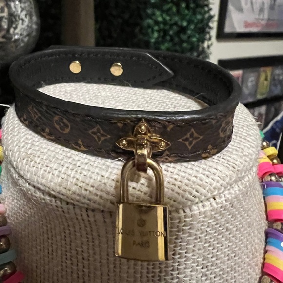 LOUIS VUITTON Monogram Bracelet with Gold Lock - Picture 4 of 4